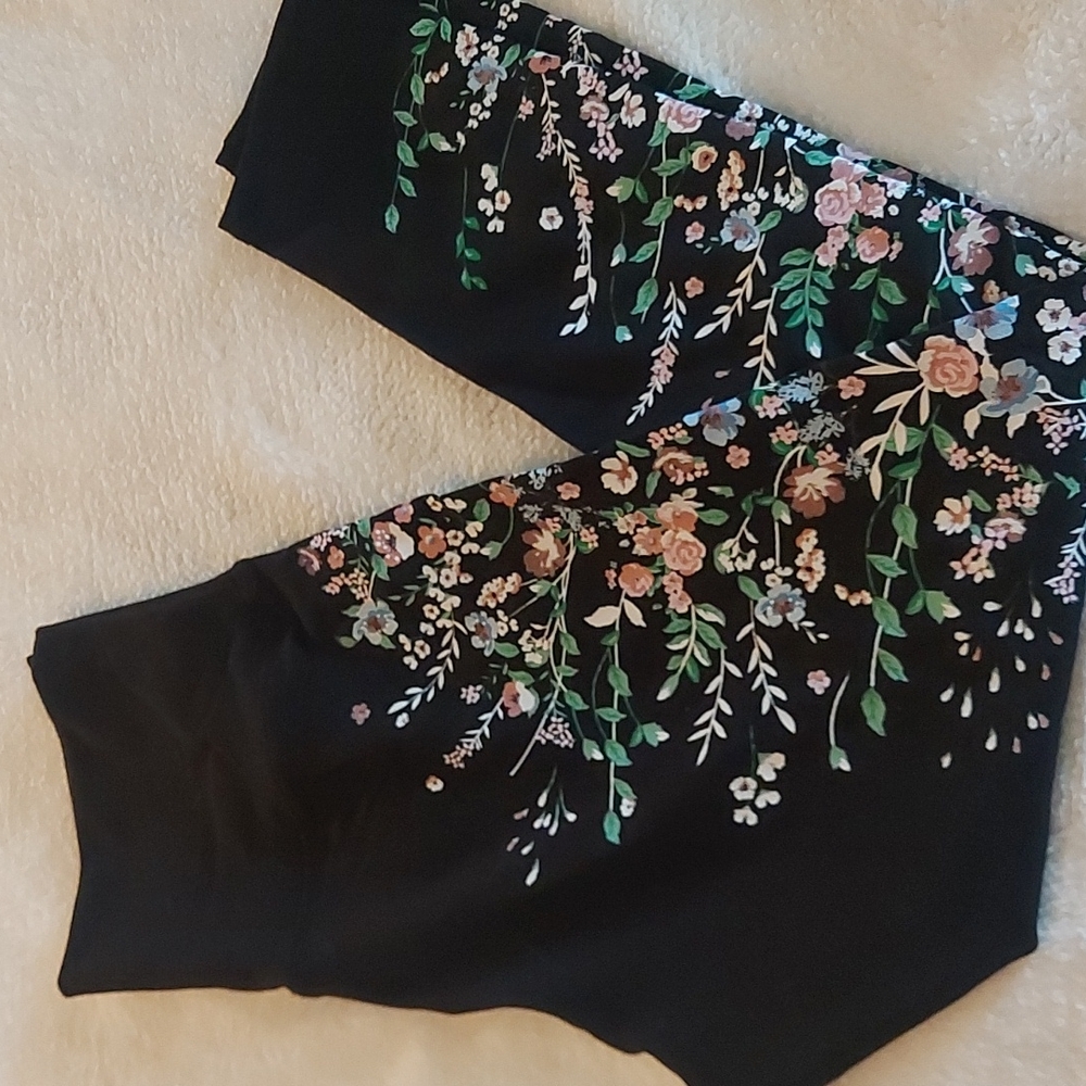 Black athletic leggings with floral pattern down sides of legs, ankle lenth